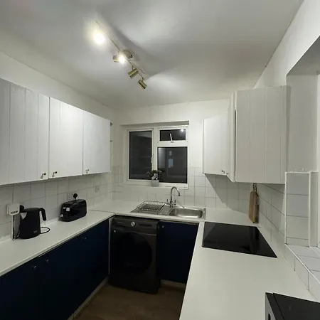 The Snug Nest - Modern 2 Bedroom