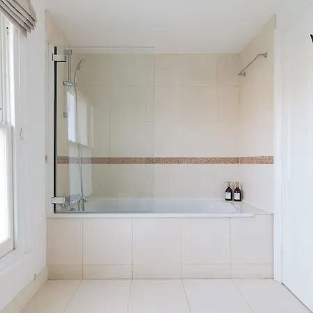 Holiday home Luxury 5-bedroom Town House In Brook London