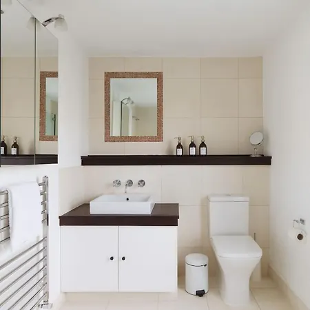 Luxury 5-bedroom Town House In Brook