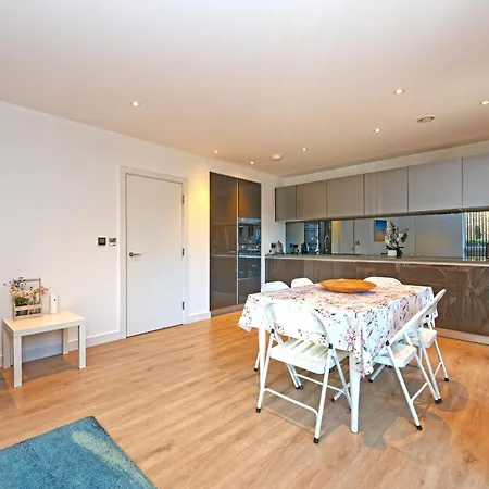 Grand Kew Gardens Apartman London