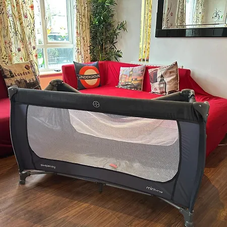 2 Bed 2 Bath - Free Parking - 3min Walk To The Train Station - 19min To Liverpool Street 5min To Victoria Line 1gb Broadband Super Fast Internet Ground Floor 100s Of Shops Restaurants Bakeries 24-hour Asda Superst Londres