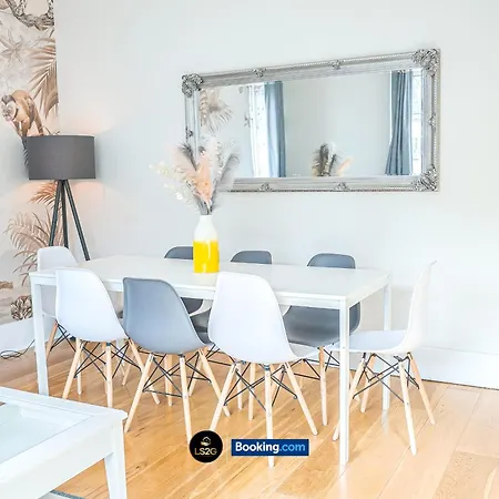 Stunning House By Ls2g Short Lets & Serviced Greater With Free Wifi