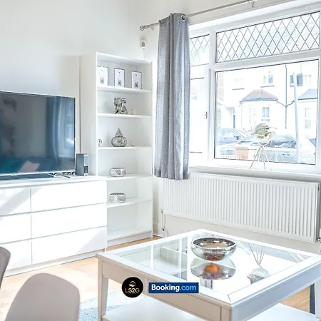 Stunning House By Ls2g Short Lets & Serviced Greater With Free Wifi London