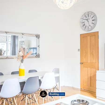 Stunning House By Ls2g Short Lets & Serviced Greater With Free Wifi Holiday home