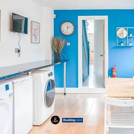 Holiday home Stunning House By Ls2g Short Lets & Serviced Greater With Free Wifi