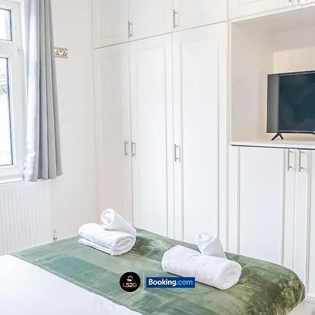 Stunning House By Ls2g Short Lets & Serviced Greater With Free Wifi Holiday home *