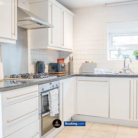 Holiday home Stunning House By Ls2g Short Lets & Serviced Greater With Free Wifi *