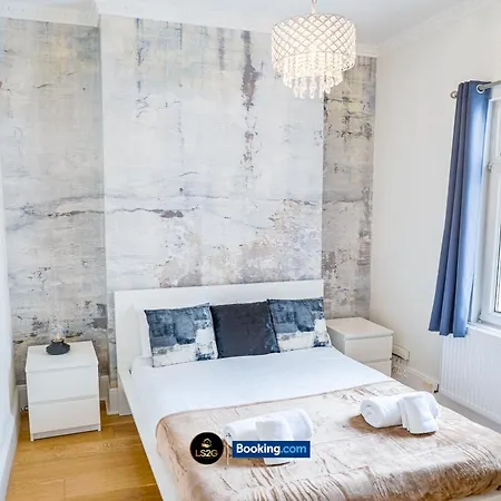 Stunning House By Ls2g Short Lets & Serviced Greater With Free Wifi *