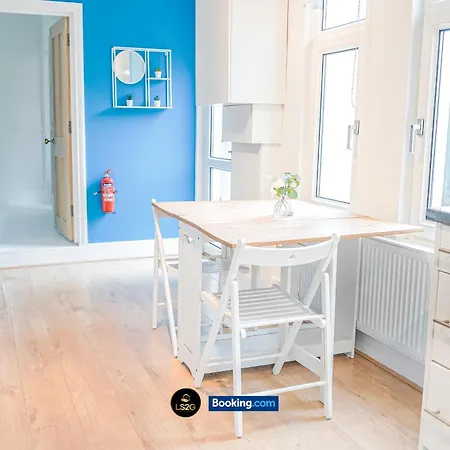 Stunning House By Ls2g Short Lets & Serviced Greater With Free Wifi London