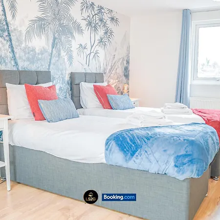 Stunning House By Ls2g Short Lets & Serviced Greater With Free Wifi