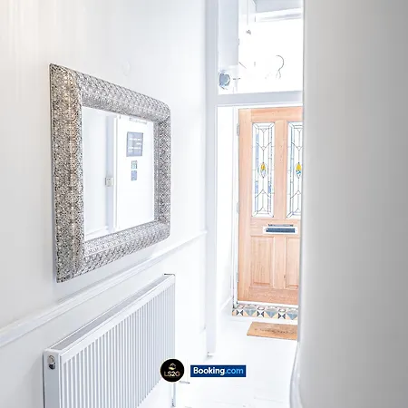 Stunning House By Ls2g Short Lets & Serviced Greater With Free Wifi Holiday home