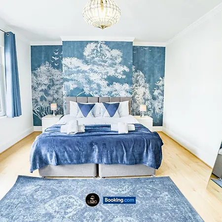 Holiday home Stunning House By Ls2g Short Lets & Serviced Greater With Free Wifi