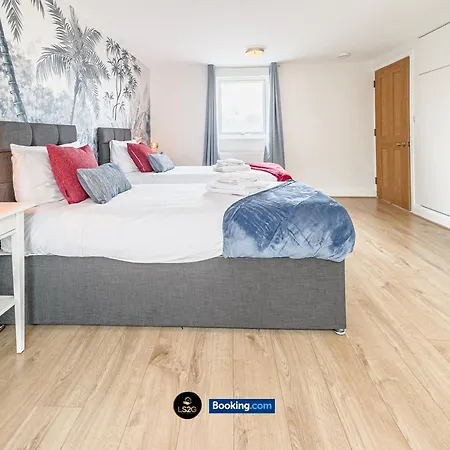 Stunning House By Ls2g Short Lets & Serviced Greater With Free Wifi Holiday home *