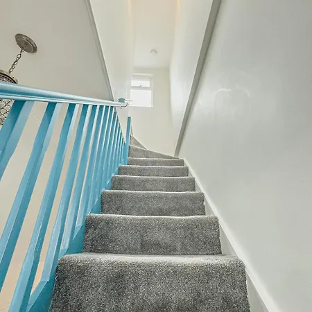 Holiday home Stunning House By Ls2g Short Lets & Serviced Greater With Free Wifi *