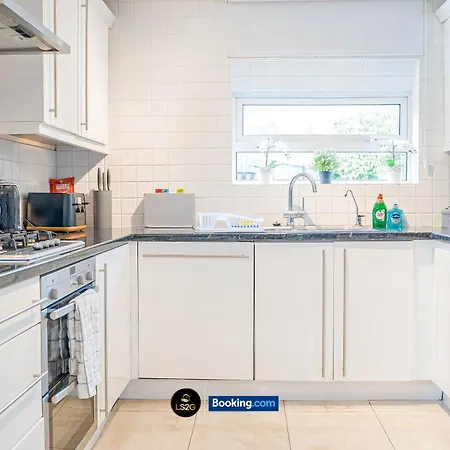 Stunning House By Ls2g Short Lets & Serviced Greater With Free Wifi *
