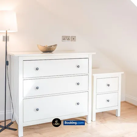 Stunning House By Ls2g Short Lets & Serviced Greater With Free Wifi * London