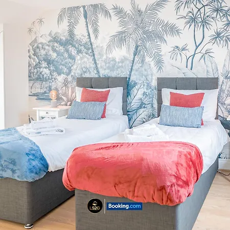 Stunning House By Ls2g Short Lets & Serviced Greater With Free Wifi