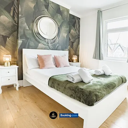 Holiday home Stunning House By Ls2g Short Lets & Serviced Greater With Free Wifi