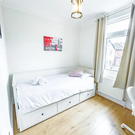 Stunning House By Ls2g Short Lets & Serviced Greater With Free Wifi Holiday home *
