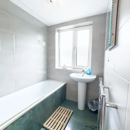 Holiday home Stunning House By Ls2g Short Lets & Serviced Greater With Free Wifi London