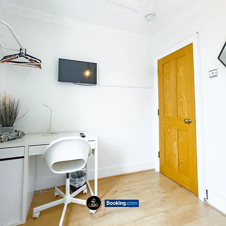 Stunning House By Ls2g Short Lets & Serviced Greater With Free Wifi *