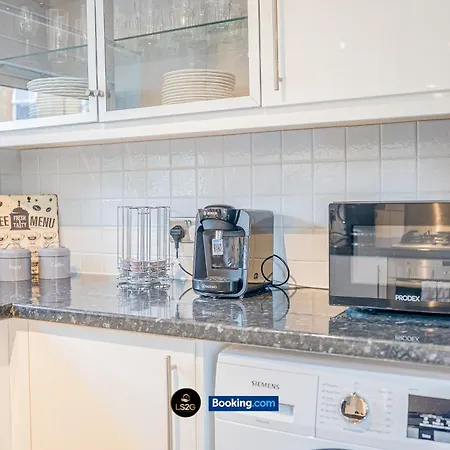 Stunning House By Ls2g Short Lets & Serviced Greater With Free Wifi London