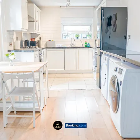Holiday home Stunning House By Ls2g Short Lets & Serviced Greater With Free Wifi