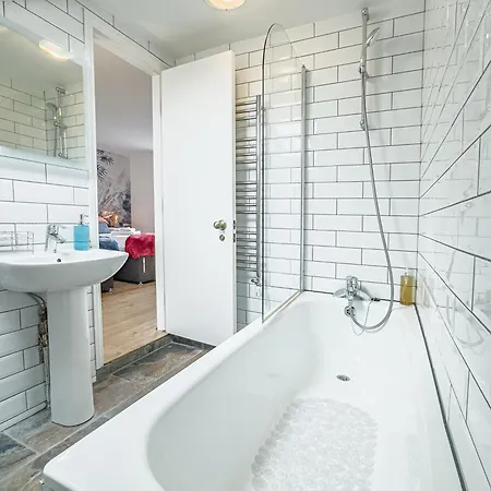 Stunning House By Ls2g Short Lets & Serviced Greater With Free Wifi London