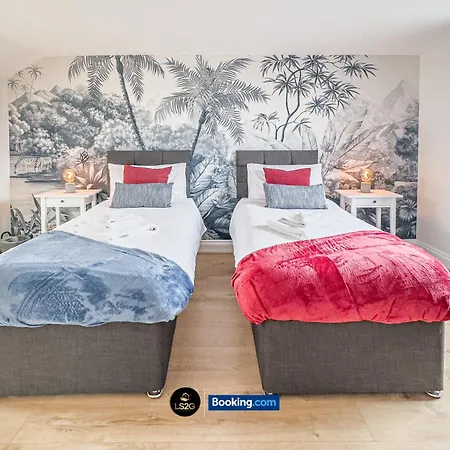 Stunning House By Ls2g Short Lets & Serviced Greater With Free Wifi Holiday home