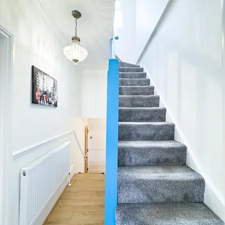 Stunning House By Ls2g Short Lets & Serviced Greater With Free Wifi Holiday home *