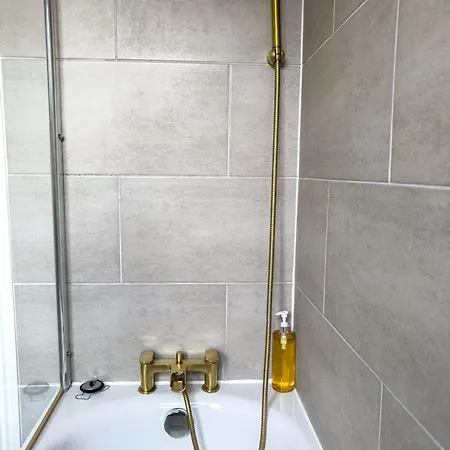 Stunning House By Ls2g Short Lets & Serviced Greater With Free Wifi London