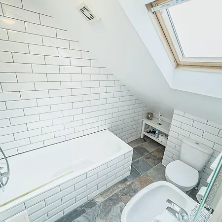 Stunning House By Ls2g Short Lets & Serviced Greater With Free Wifi Holiday home *