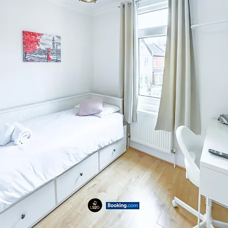 Holiday home Stunning House By Ls2g Short Lets & Serviced Greater With Free Wifi London