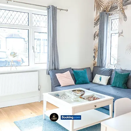 Stunning House By Ls2g Short Lets & Serviced Greater With Free Wifi *