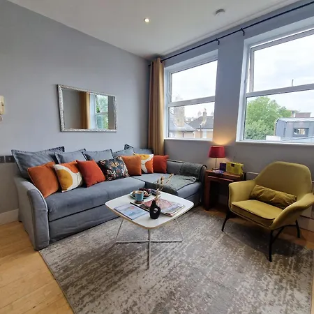 1-bed Apartment, Close To Kensington Olympia With Free Wi-fi & Netflix