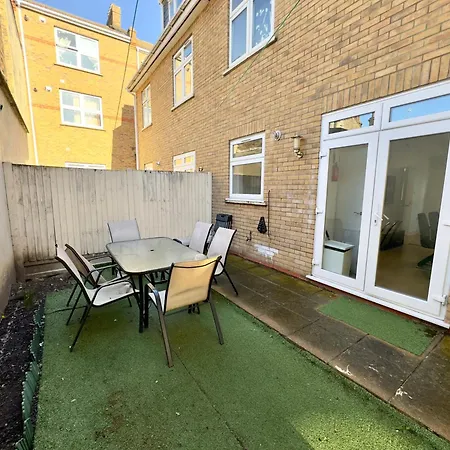 Holiday home 3 Bedrooms Spacious House, Separate Reception, 2 Full Bathrooms, Parking, Garden London