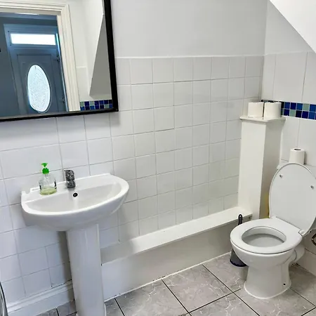 3 Bedrooms Spacious House, Separate Reception, 2 Full Bathrooms, Parking, Garden *