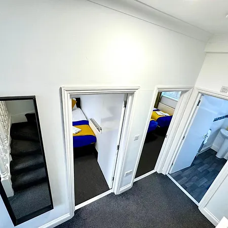 3 Bedrooms Spacious House, Separate Reception, 2 Full Bathrooms, Parking, Garden Holiday home