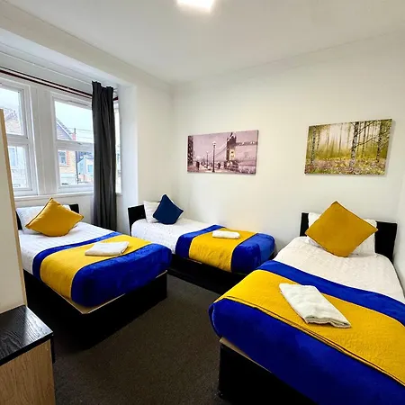 Holiday home 3 Bedrooms Spacious House, Separate Reception, 2 Full Bathrooms, Parking, Garden