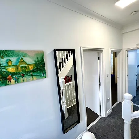 3 Bedrooms Spacious House, Separate Reception, 2 Full Bathrooms, Parking, Garden Holiday home *