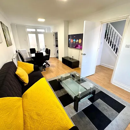 3 Bedrooms Spacious House, Separate Reception, 2 Full Bathrooms, Parking, Garden Holiday home London
