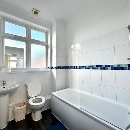 Holiday home 3 Bedrooms Spacious House, Separate Reception, 2 Full Bathrooms, Parking, Garden London