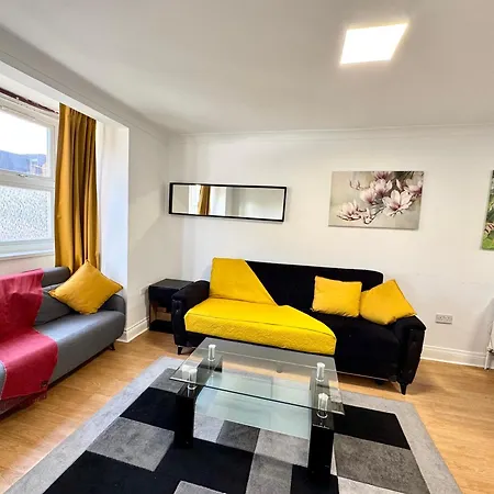 Holiday home 3 Bedrooms Spacious House, Separate Reception, 2 Full Bathrooms, Parking, Garden