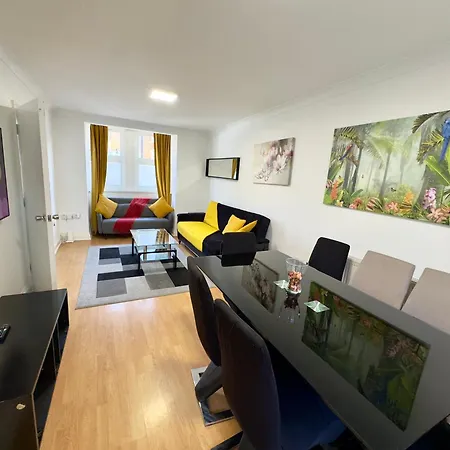 3 Bedrooms Spacious House, Separate Reception, 2 Full Bathrooms, Parking, Garden