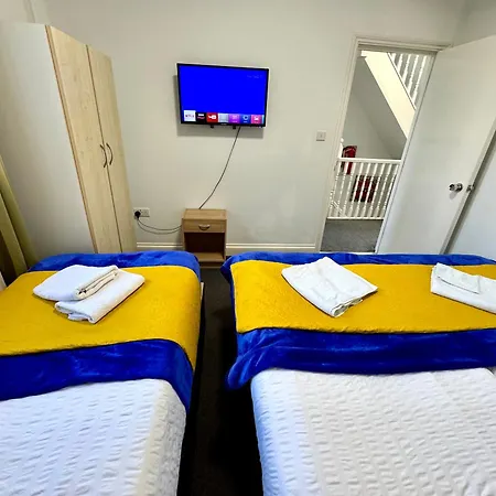 Holiday home 3 Bedrooms Spacious House, Separate Reception, 2 Full Bathrooms, Parking, Garden