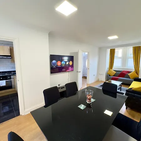 3 Bedrooms Spacious House, Separate Reception, 2 Full Bathrooms, Parking, Garden London