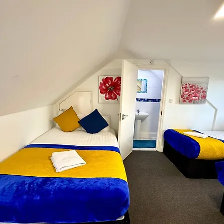 3 Bedrooms Spacious House, Separate Reception, 2 Full Bathrooms, Parking, Garden * London