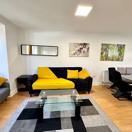 Holiday home 3 Bedrooms Spacious House, Separate Reception, 2 Full Bathrooms, Parking, Garden