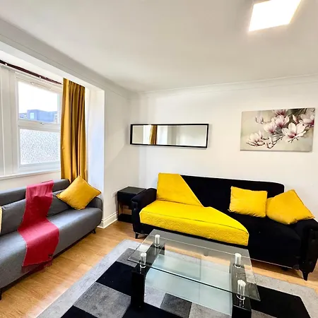 3 Bedrooms Spacious House, Separate Reception, 2 Full Bathrooms, Parking, Garden *