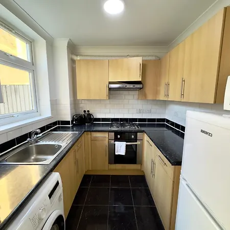 3 Bedrooms Spacious House, Separate Reception, 2 Full Bathrooms, Parking, Garden Holiday home